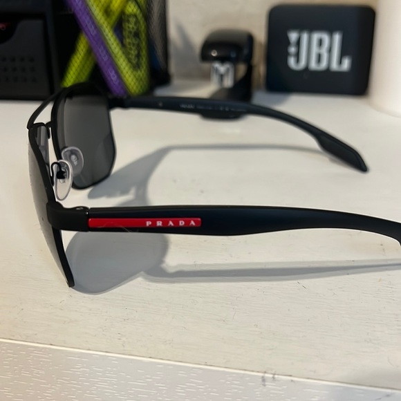 Brand new sunglasses only worn 2 times! Original package included! - Picture 1 of 3